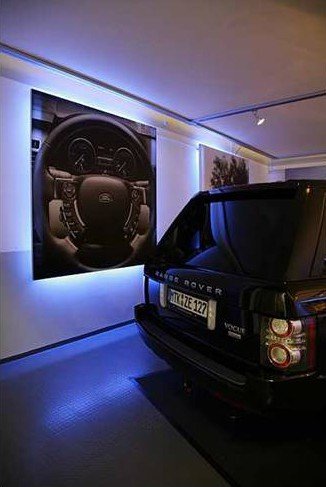 Ideas for Retail Displays - Range Rover display with wall lighting and custom graphics.